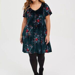 Torrid Green Floral Mini Velvet Skater Dress in Size 2 (18/20)